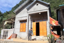Nong Hoang Quynh's family in Cao Bang province receives support to build a new house from the programme to remove temporary and dilapidated houses. (Photo: VNA)