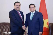 Prime Minister Pham Minh Chinh (right) and Gautam Adani, Chairman and Founder of Adani Group, at their meeting in New Delhi on July 31. (Photo: VNA)
