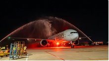 Emirates' inaugural flight to Da Nang is welcomed with water cannon salute. (Photo: Sun Group)