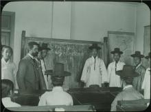 This photo provided by the Italian Geographical Society shows a math class conducted by an Italian national for Koreans in Seoul between 1902 and 1903. (PHOTO NOT FOR SALE) (Yonhap)