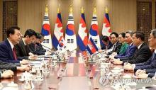 South Korean President Yoon Suk Yeol (L) speaks during a summit with Cambodian Prime Minister Hun Manet (2nd from R) at the presidential office in Seoul on May 16, 2024. (Pool photo) (Yonhap)