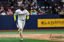 Ronnie Dawson of the Kiwoom Heroes watches his three-run home run against the SSG Landers during a Korea Baseball Organization regular-season game at Gocheok Sky Dome in Seoul on May 19, 2024, in this photo provided by the Heroes. (PHOTO NOT FOR SALE) (Yonhap)