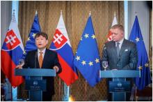 This photo provided by Hyundai Mobis Co. shows Slovak Prime Minister Robert Fico (R) and Hyundai Mobis President Lee Gyu-suk at a signing ceremony for an investment agreement between the South Korean company and the Slovak government in Bratislava on Oct. 15, 2024. (PHOTO NOT FOR SALE) (Yonhap)