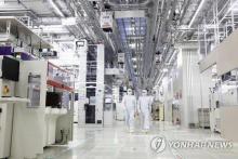 This photo provided by Samsung Electronics Co. shows the company's semiconductor production facility in Pyeongtaek, about 65 kilometers south of Seoul. (PHOTO NOT FOR SALE) (Yonhap)