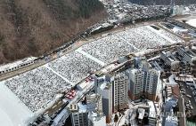 Visitors enjoy ice fishing at the 2025 Hwacheon Sancheoneo Ice Festival in Hwacheon, Gangwon Province, in this photo provided by the county. (PHOTO NOT FOR SALE) (Yonhap)