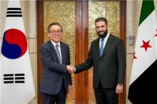 Foreign Minister Cho Tae-yul (L) shakes hands with Syria's interim President Ahmed al-Sharaa in Damascus on April 9, 2025, in this photo provided by the foreign ministry in Seoul. (PHOTO NOT FOR SALE) (Yonhap)