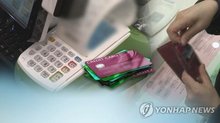 SEOUL, April 30 (Yonhap) -- Credit card spending in South Korea rose by more than 3 percent in the first three months of the year from a year earlier, data showed Wednesday.  Spending made with credit, debit and prepaid cards came to 300.6 trillion won (US$210 billion) in the January-March period, up 3.3 percent from the same period last year, according to the data compiled by the Credit Finance Association (CREFIA).  During the cited period, the number of approved card settlements climbed 1.2 percent on-ye