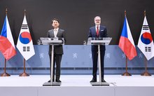 This photo, provided by the industry ministry, shows Industry Minister Ahn Duk-geun (L) with Czech Prime Minister Petr Fiala in Prague on May 7, 2025. (PHOTO NOT FOR SALE) (Yonhap)