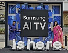 Models promote Samsung Electronics Co.'s TVs in this undated file photo provided by the company. (PHOTO NOT FOR SALE) (Yonhap)
