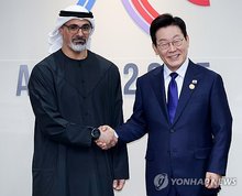 President Lee Jae Myung (R) shakes hands with Abu Dhabi Crown Prince Sheikh Khalid bin Mohamed Al Nahyan as they meet for talks on the margins of the Asia-Pacific Economic Cooperation summit in the southeastern city of Gyeongju on Oct. 31, 2025. (Yonhap)