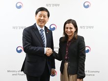 Finance Minister Koo Yun-cheol (L) shakes hands with Anushka Shah, vice president of Moody's Investors Service, during their meeting in Seoul on Jan. 29, 2026, in this photo provided by the finance ministry. (PHOTO NOT FOR SALE) (Yonhap)