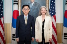 South Korea's First Vice Foreign Minister Park Yoon-joo (L) and U.S. Under Secretary of State for Political Affairs Allison Hooker pose for a photo before their talks at the State Department in Washington, D.C., on May 19, 2026, in this photo released by Seoul's foreign ministry. (PHOTO NOT FOR SALE) (Yonhap)