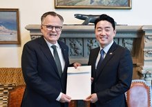 This image, captured from presidential chief of staff Kang Hoon-sik's Facebook page on June 3, 2026, shows Kang (R) meeting with Marc-Andre Blanchard, chief of staff to Canadian Prime Minister Mark Carney, during his visit to Canada as President Lee Jae Myung's special envoy. (PHOTO NOT FOR SALE) (Yonhap)