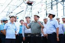 Prime Minister Pham Minh Chinh examines the construction of Terminal T3 of Tan Son Nhat International Airport in Ho Chi Minh City on August 10. (Photo: VNA)