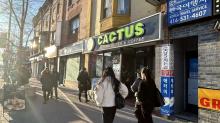 A Cactus shop introduces Vietnamese tea and coffee on a downtown street in Toronto, Canada. (Photo: VNA)