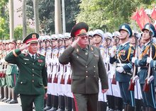 Gen. Nguyen Tan Cuong, Chief of the General Staff of the Vietnam People’s Army and Deputy Minister of National Defence (left) and Maj. Gen. Pavel Muraveiko, Chief of the General Staff of the Armed Forces and First Deputy Minister of Defence of Belarus review the guards of honour at the welcome ceremony for the latter in Hanoi on October 20 (photo: VNA)