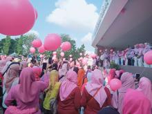 Hundreds of baloons released to commemorate cancer day. (ANTARA/Nirkomala)