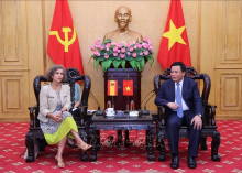 Politburo member, President of the Ho Chi Minh National Academy of Politics (HCMA) Nguyen Xuan Thang (R) and new Spanish Ambassador to Vietnam Carmen Cano de Lasala at their meeting in Hanoi on August 29. (Photo: VNA)