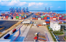 Vietnam enjoys a trade surplus of 125 billion USD with European and American markets. (Photo: VNA)