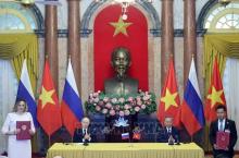 Vietnamese President To Lam (sitting, right) and Russian President Vladimir Putin witness the exchange of signed bilateral agreements between the two nations. (Photo: VNA)