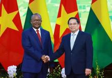 Prime Minister Pham Minh Chinh (R) and Guinea-Bissau President Umaro Sissoco Embaló (Photo: VNA)