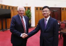 Deputy Prime Minister Le Thanh Long (R) receives EC Vice President Josep Borrell Fontelles (Photo: VNA)