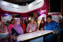 Ahmad Zahid Hamidi (middle) signs the gimmick plaque for the launch of the Wanita@UTeM TVET Academy at the opening ceremony of the UTeM@KPT TVET Place and Train Program at the UTeM Chancellor's Hall on Tuesday. -- (photoBERNAMA)
