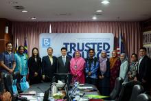China International Communication Group (CICG) Asia Pacific President, Chen Wenge (fifth, left) in a group photo session with Nur-ul Afida Kamaludin (sixth, left), Bernama’s Editor-in-Chief discharging the duties of Chief Executive Officer, and Bernama Deputy Editor- in-Chief Arul Rajoo Durar Raj (sixth, right) after his visit to Malaysian National News Agency (Bernama), on Thursday. -- (photoBERNAMA)