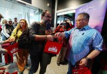 SEPANG (Malaysia), Feb 11 -- Malaysia's Minister of Tourism, Arts and Culture (MOTAC) Tiong King Sing (right) presents souvenirs to the passengers of Batik Air (OD724) during the Batik Air Inaugural Flight Reception Ceremony from Sabiha Gokcen International Airport Istanbul Turkiye at Kuala Lumpur International Airport (KLIA).