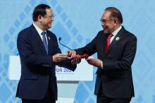VIENTIANE, Oct 11 -– Prime Minister Datuk Seri Anwar Ibrahim being handed over the gavel of ASEAN Chairmanship by Laos Prime Minister Sonexay Siphandone during the closing ceremony of the 44th and 45th ASEAN Summits and Related Summits at the National Convention Centre (NCC) today. Malaysia symbolically received the ASEAN Chairmanship from Laos today, signifying the beginning of its term as ASEAN Chair, effective January 1, 2025. --fotoBERNAMA (2024)