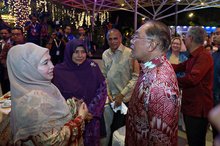 Prime Minister Anwar Ibrahim together with Malaysian National News Agency (Bernama) Chief Executive Officer Nur-ul Afida Kamaludin at the 57th ASEAN Economic Ministers’ Meeting (AEM) and Related Meetings Gala Dinner at Taman Botani Perdana Kuala Lumpur