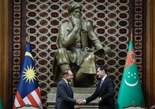 ASHGABAT (TURKMENISTAN), June 19 -- Prime Minister Datuk Seri Anwar Ibrahim (left) joins hands with Turkmenistan President Serdar Berdimuhamedov (right) at a joint press conference at the Presidential Palace here today.  --fotoBERNAMA (2026) COPYRIGHT RESERVED