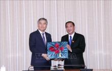 Vice Chairman of the Ho Chi Minh City People’s Council Pham Thanh Kien (right) hands over a souvenir to Chairman of the Republic of Korea (RoK)’s Seoul Metropolitan Council Kim Hyeon-ki (Photo: VNA)