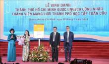 The Ho Chi Minh City People's Committee holds a ceremony to receive the certificate of membership of the UNESCO Global Network of Learning Cities. (Photo: VNA)