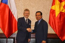 Chairman of the Ho Chi Minh City People’s Committee Nguyen Van Duoc (R) and President of the Senate of the Parliament of the Czech Republic Milos Vystrcil. (Photo: VNA)