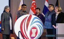 MELAKA, Nov 6 -- Melaka Chief Minister Ab Rauf Yusoh (second, left) at the ASEAN-Malaysia Statistical Forum 2025 held in conjunction with the 15th Session of the ASEAN Community Statistical System (ACSS15) Committee, today. Deputy Minister of Economy Hanifah Hajar Taib (left) dan DOSM's Chief Statistician, Dr Mohd Uzir Mahidin (middle) attend the reception.  —fotoBERNAMA (2025) ALL RIGHTS RESERVED