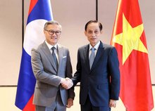 Vietnamese Foreign Minister Le Hoai Trung (R) and his Lao counterpart Thongsavanh Phomvihane at the 12th Vietnam–Laos political consultation at the foreign ministerial level in Hanoi on December 18, 2025 (Photo: VNA)