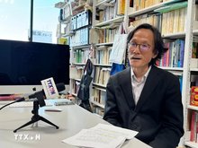 Professor Shimizu Masaaki at Osaka University talks to Vietnam News Agency correspondents in Tokyo (Photo: VNA)