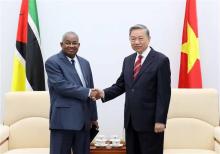 Minister of Public Security Gen. To Lam (R) and Mozambican Ambassador to Vietnam Leonardo Rosario Manuel Pene (Photo: VNA)