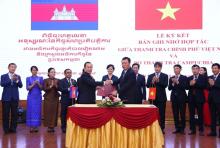 Vietnam's Inspector General Doan Hong Phong and Cambodian Minister of Inspection Hout Hak exchanged MoU on cooperation during their meeting in Hanoi on Monday.  (Photo: VNA)