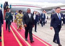 Mozambican President Filipe Jacinto Nyusi and his spouse at the Noi Bai International Airport (Photo: VNA)