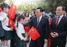 Vietnamese NA Chairman meets Vietnamese community in China
