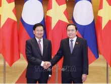 National Assembly Chairman Tran Thanh Man (R) and Lao Party General Secretary and President Thongloun Sisoulith (Photo: VNA)