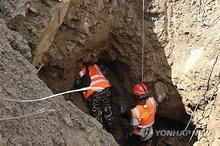 This image, released by Reuters on Aug. 30, 2026, is an undated Nepal Army handout photo of rescue workers taking part in a rescue operation near the tunnel of the Trishuli 3A Hydropower Project, following deadly flash floods and mudslides, in Rasuwa, Nepal. (Yonhap)