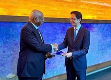 Ambassador Do Hung Viet, head of the Vietnamese Permanent Mission to the UN, hands over the Vietnamese translation of the “Pact for the Future” to President of the 79th session of the UN General Assembly Philemon Yang. (Photo: VNA)