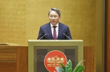 Minister of Justice Nguyen Hai Ninh presents a report on revisions to the draft resolution. (Photo: VNA)
