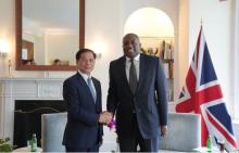 Deputy Prime Minister and Minister of Foreign Affairs Bui Thanh Son and UK Secretary of State for Foreign, Commonwealth and Development Affairs David Lammy (Photo: baochinhphu.vn)