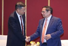 Prime Minister Pham Minh Chinh (right) meets Chairman of the Bank of China (BOC) Ge Haijiao on June 24, 2025. (Photo: VNA)