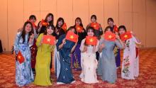 Vietnamese students of Osaka University take a group photo at the Vietnamese Culture Day in Japan programme (Photo: VNA)