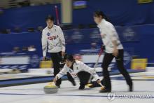 South Korean skip Gim Eun-ji (C) releases the stone during a round-robin match against Japan at the LGT World Women's Curling Championship at Uijeongbu Indoor Ice Rink in Uijeongbu, Gyeonggi Province, on March 15, 2025, in this Associated Press photo. (Yonhap)